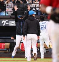 　１０回、サヨナラ本塁打を放った田宮（右）をバンザイで迎える新庄監督