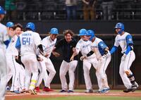 　１０回、サヨナラ本塁打を放った田宮（６４）を迎える日本ハムナイン