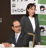 　登壇する石川佳純氏。左は王貞治理事長（撮影・堀内翔）