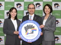 　「第３１回世界少年野球大会　秋田大会」に向けて抱負を語った評議員の石川佳純氏（左）と王理恵氏（右）。中央は王貞治理事長（撮影・堀内翔）