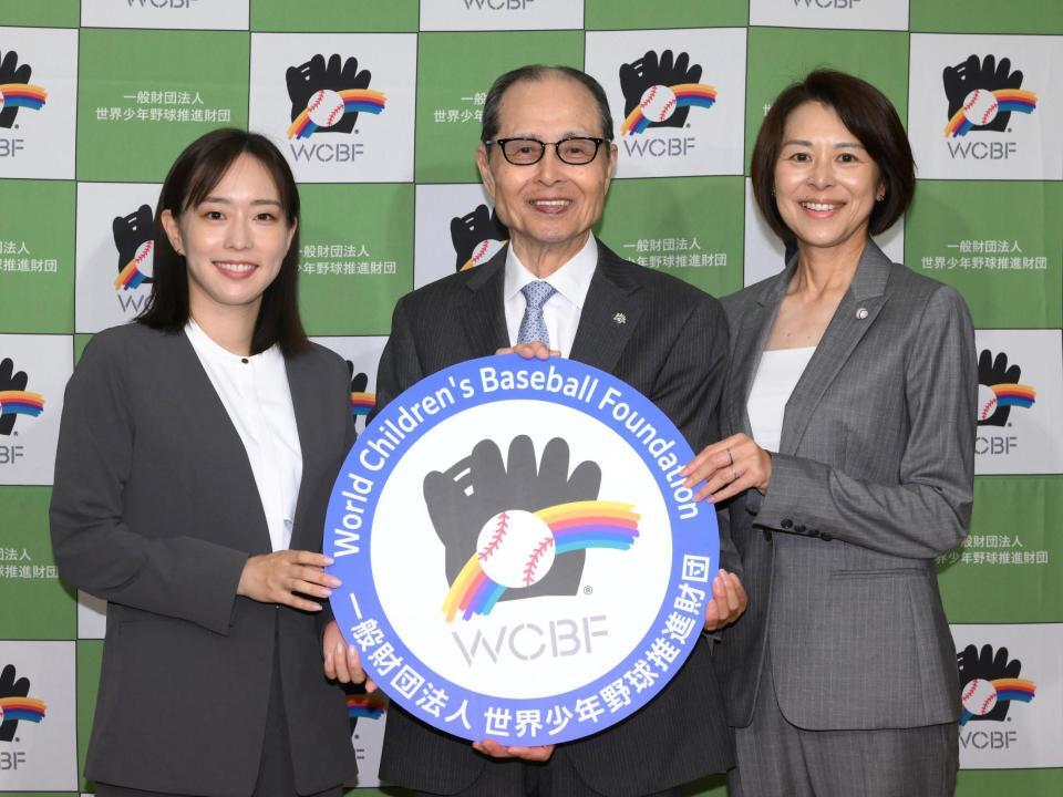　「第３１回世界少年野球大会　秋田大会」に向けて抱負を語った評議員の石川佳純氏（左）と王理恵氏（右）。中央は王貞治理事長（撮影・堀内翔）