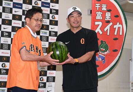 　試合前、千葉県富里市の五十嵐博文市長（左）からスイカを贈呈され笑顔の阿部監督（撮影・開出牧）
