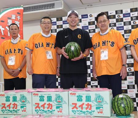 　スイカを贈呈された阿部監督（左から３人目）。同４人目は富里市の五十嵐市長