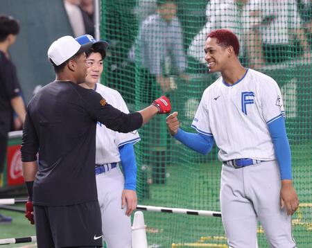 　試合前に話す（右から）日本ハムの万波、清宮幸、巨人・オコエ
