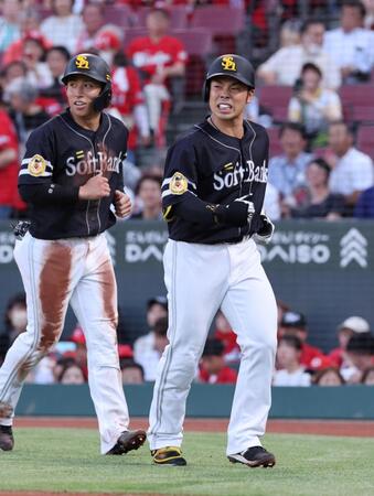 　１回、左越え２ランを放った近藤は足を引きずりながら生還する（撮影・市尻達拡）