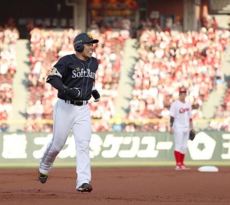 　１回、左越え２ランを放った近藤は、足を引きずりながらダイヤモンドを回る（撮影・市尻達拡）