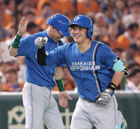 　２回、左中間にソロを放ち、コーチとタッチを交わす伏見