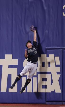 　１回、岡林の打球をダイレクト捕球と判定された杉本だが、リプレー検証で安打となる　