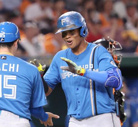 　２回、右越えソロを放ち、コーチとタッチを交わす水谷