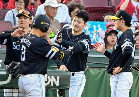 　１回、先制２ランを放った近藤を迎える有原（左から３人目）