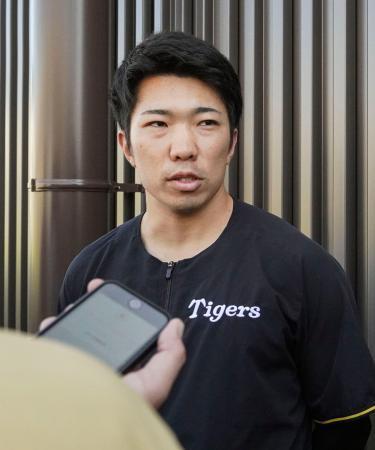 　練習後、取材に応じる阪神・石井＝兵庫県尼崎市
