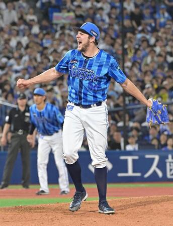 　８回、西川を三振に斬って取り吠えるバウアー（撮影・持木克友）