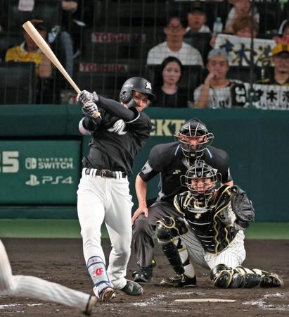 　７回、左前へ勝ち越しの２点適時打を放つ藤原（撮影・立川洋一郎）