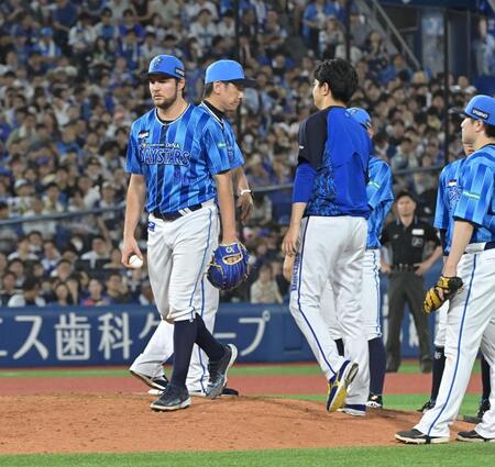 　９回、降板するバウアー（撮影・持木克友）