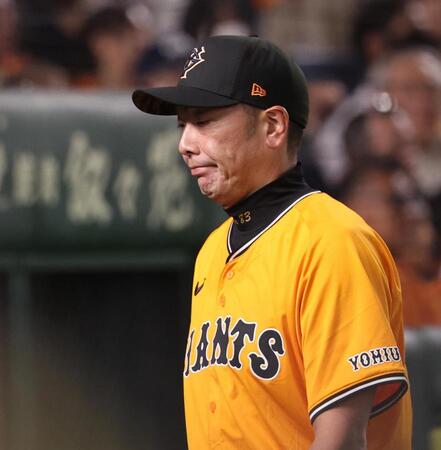 　７回を終え、選手交代を告げた阿部監督