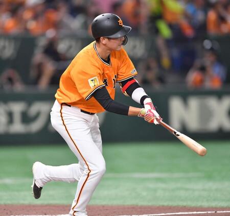 　６回、中飛に倒れた坂本（撮影・開出牧）