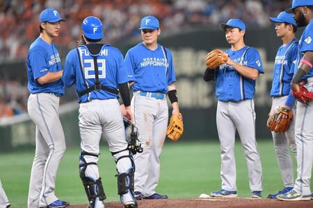 　７回、甲斐に右前打を打たれピンチを迎えた達（左端）＝撮影・開出牧