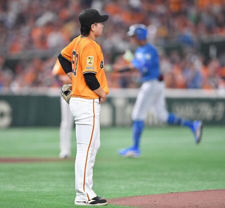 　２回、水谷（後方）に右越えソロ打たれた井上（撮影・開出牧）