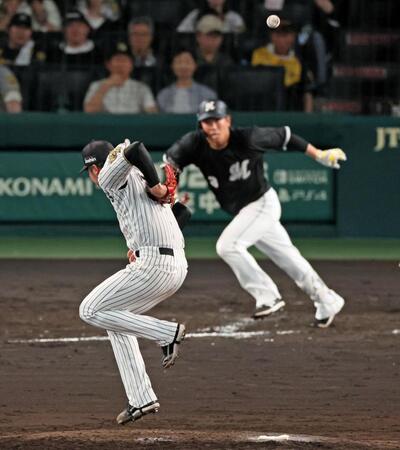 　７回、代打・角中の打球を才木が体に受け、同点に追いつく適時内野安打となる（撮影・立川洋一郎）