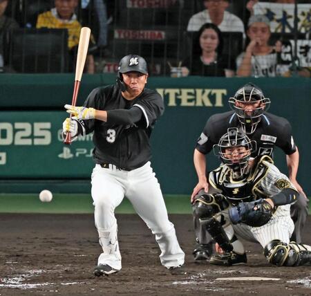 　７回、同点に追いつく適時内野安打を放つ代打・角中（撮影・立川洋一郎）