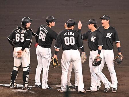 　勝利を喜ぶロッテナイン（撮影・西田忠信）