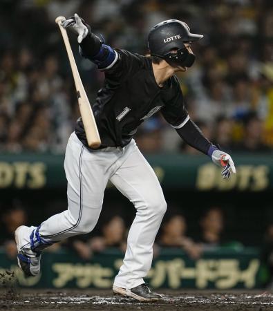 　７回ロッテ２死二、三塁、藤原が左前に勝ち越し２点打を放つ＝甲子園