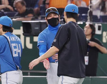 　巨人に勝利し、達（右）とタッチを交わす新庄監督