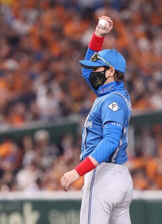 　７回、登板する河野にボールを投げる新庄監督