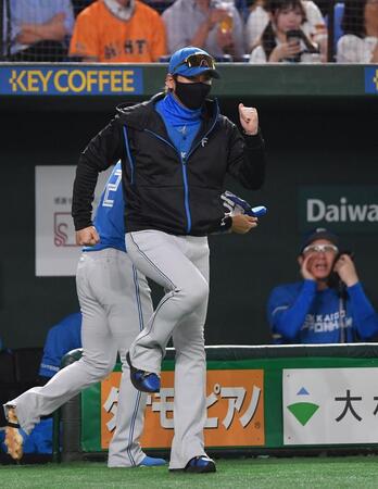 　７回、代走を告げる新庄監督（撮影・開出牧）