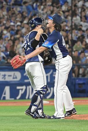 　完封勝利を挙げ古賀（左）と抱き合う今井（撮影・持木克友）