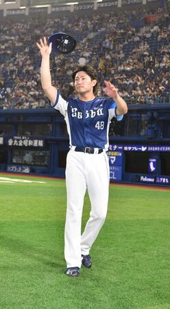 　スタンドのファンに手を振る今井（撮影・持木克友）