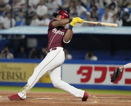 　５回楽天２死一塁、ゴンザレスが左中間に２ランを放つ＝神宮