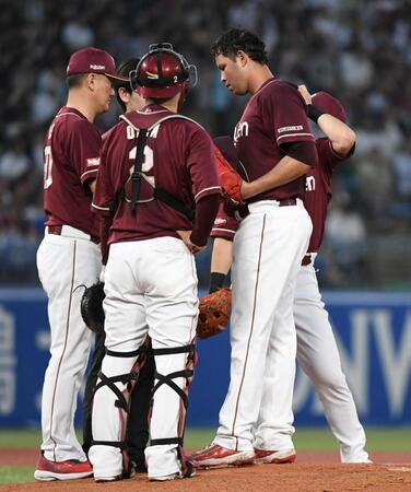 　３回、３失点で逆転を許したヤフーレ（右）＝撮影・佐藤厚