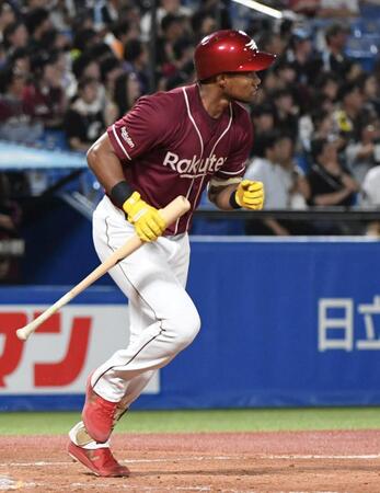 　５回、ゴンザレスは左中間に２号同点２ランを放つ（撮影・佐藤厚）