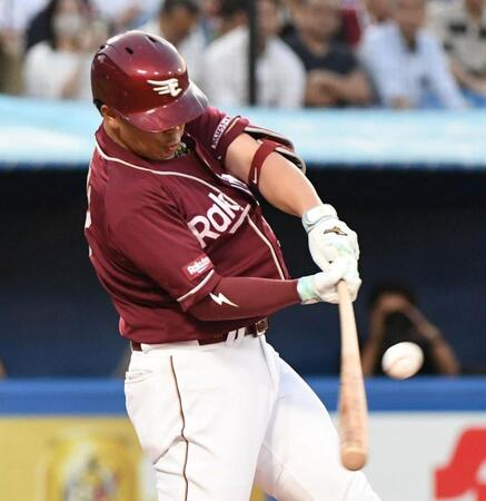 　３回、浅村は右前安打を放つ（撮影・佐藤厚）