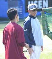 　則本（左）と話す嶋ヘッドコーチ（撮影・佐藤厚）