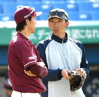 　岸（左）と話す嶋ヘッドコーチ（撮影・佐藤厚）