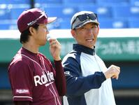 　岸（左）と話す嶋ヘッドコーチ（撮影・佐藤厚）