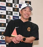 　千葉県富里市から贈呈されたスイカを手に笑顔の阿部監督（撮影・開出牧）