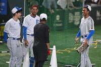 　試合前、オコエ（中央手前）と談笑する（左から）清宮幸、万波、水谷（撮影・開出牧）