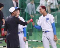 　試合前に話す（右から）日本ハムの万波、清宮幸、巨人・オコエ