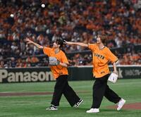 　始球式を務める元バレーボール女子日本代表の新鍋理沙さん（左）と石井優希さん（撮影・開出牧）