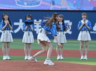 　セレモニアルピッチを務めるＡＫＢ４８・千葉恵里（撮影・持木克友）