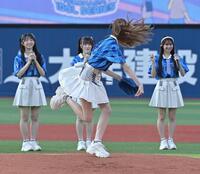 　セレモニアルピッチを務めるＡＫＢ４８・千葉恵里（撮影・持木克友）