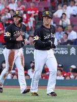 　１回、左越え２ランを放った近藤は足を引きずりながら生還する（撮影・市尻達拡）