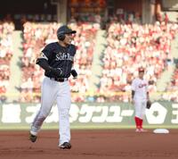 　１回、左越え２ランを放った近藤は、足を引きずりながらダイヤモンドを回る（撮影・市尻達拡）