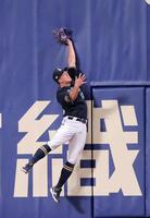 　１回、岡林の打球をダイレクト捕球と判定された杉本だが、リプレー検証で安打となる