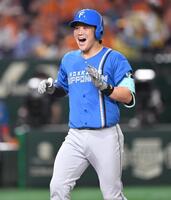 　２回、左越えソロを放ち笑顔で生還する伏見（撮影・開出牧）