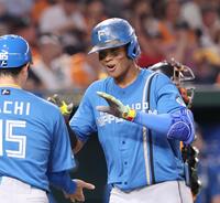 　２回、右越えソロを放ち、コーチとタッチを交わす水谷