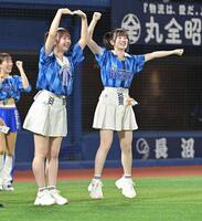 　届け大星援ＭＡＫＥ　ＳＯＭＥ　ＮＯＩＳＥに登場したＡＫＢ４８・大盛真歩、武藤小麟（撮影・持木克友）